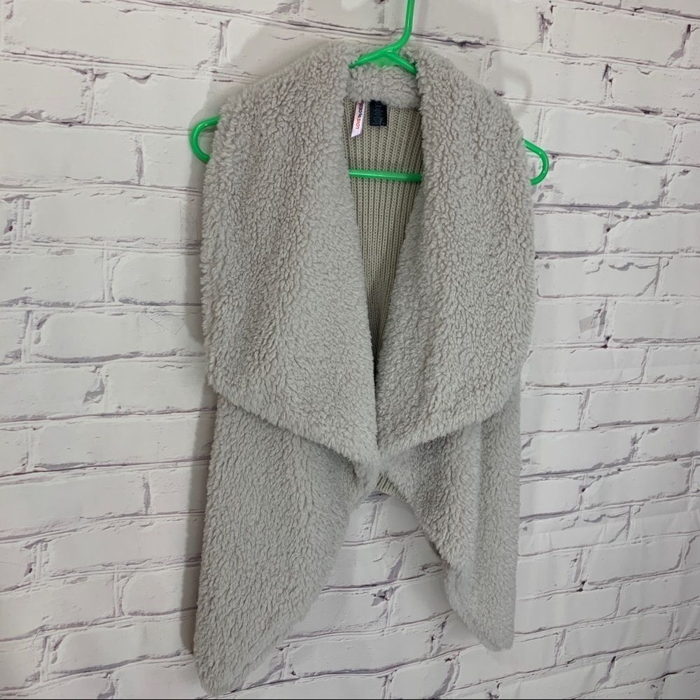 Love by Design small vest‎